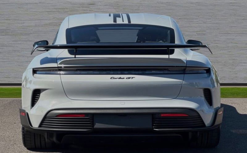 Porsche Taycan Turbo GT con pacchetto Weissach