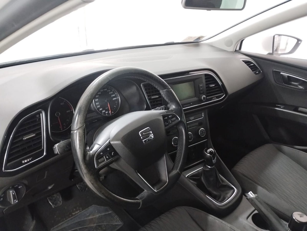 SEAT Leon 1.6 TDI 105 CV 5p. Style (9)