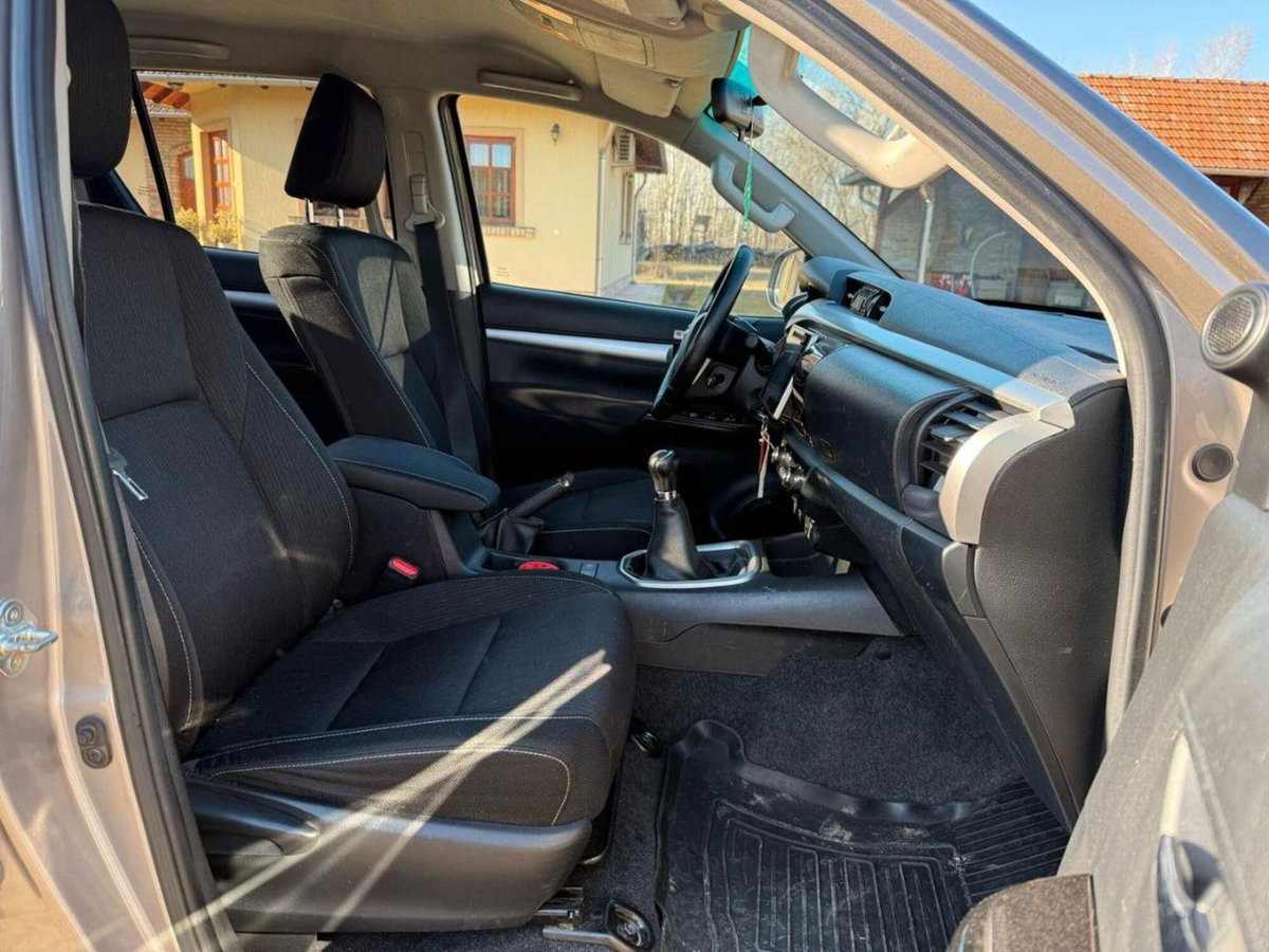 Toyota Hilux 2.D-4D 4WD porte Double Cab Lounge (11)