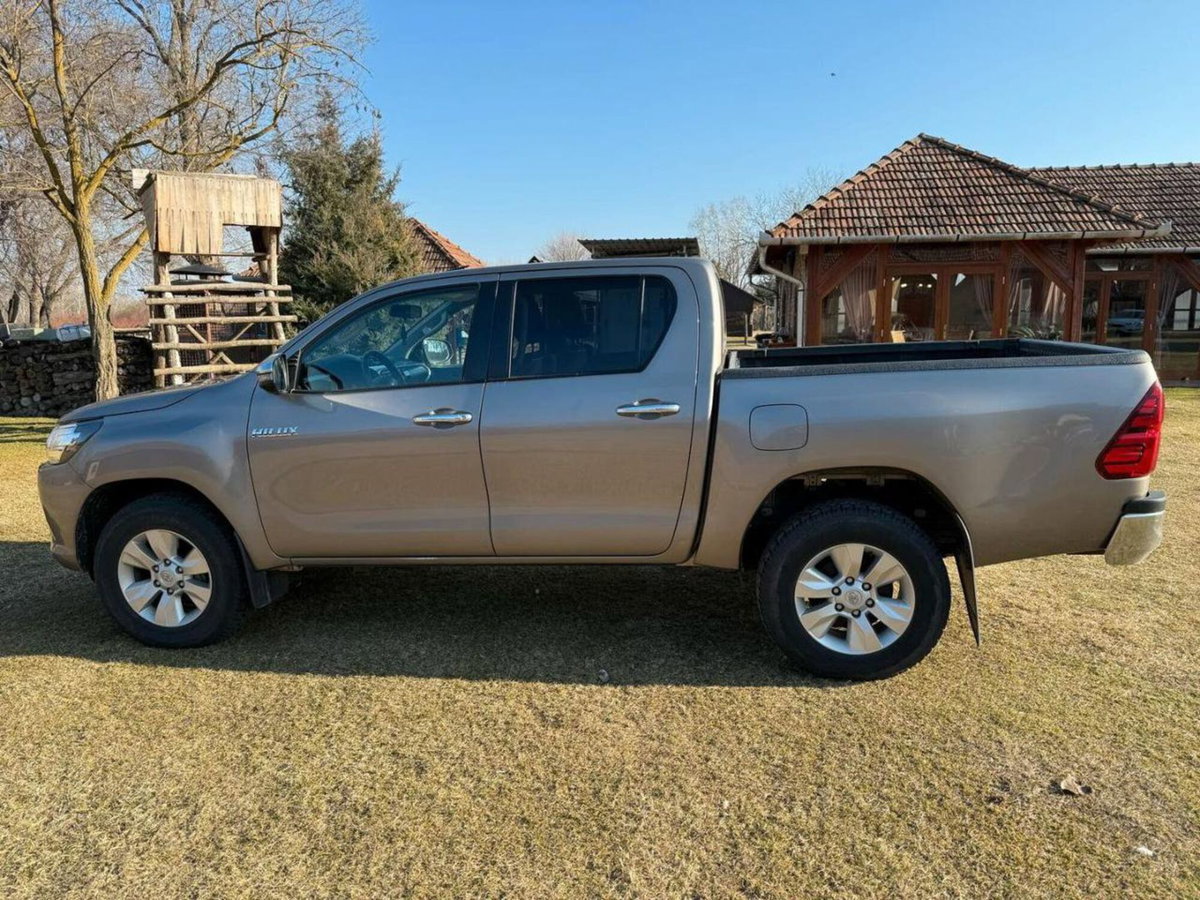 Toyota Hilux 2.D-4D 4WD porte Double Cab Lounge (8)