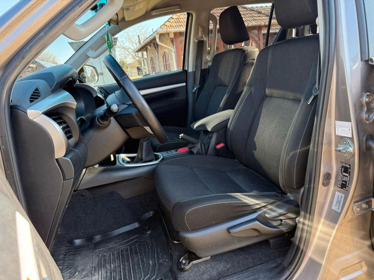 Toyota Hilux 2.D-4D 4WD porte Double Cab Lounge (9)