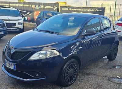 Lancia Ypsilon 1.0 FireFly 5 porte S&S Hybrid Ecochic Silver usata