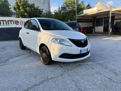Lancia Ypsilon 1.0 FireFly 5 porte S&S Hybrid Ecochic Silver usata