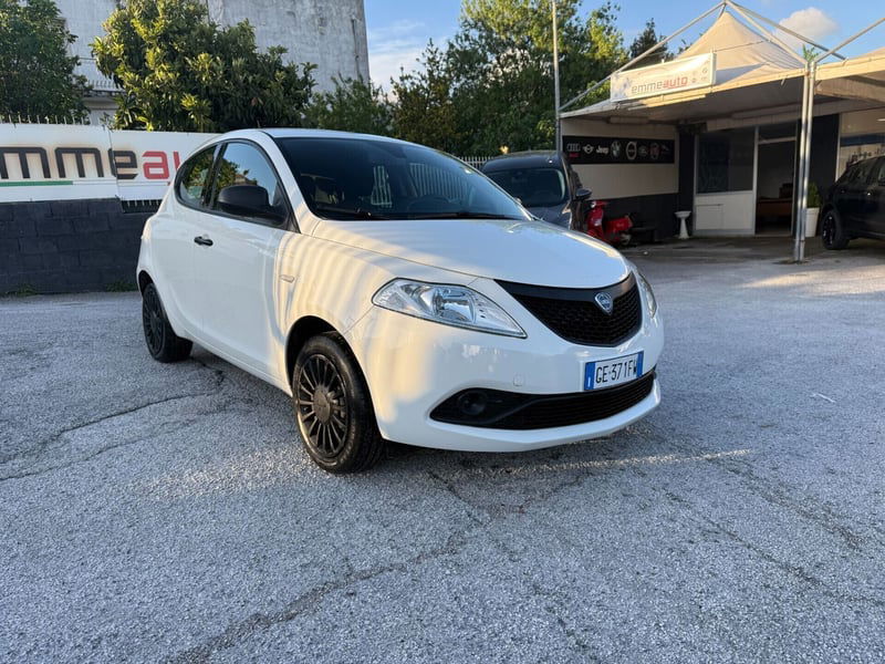 Lancia Ypsilon 1.0 FireFly 5 porte S&S Hybrid Ecochic Silver