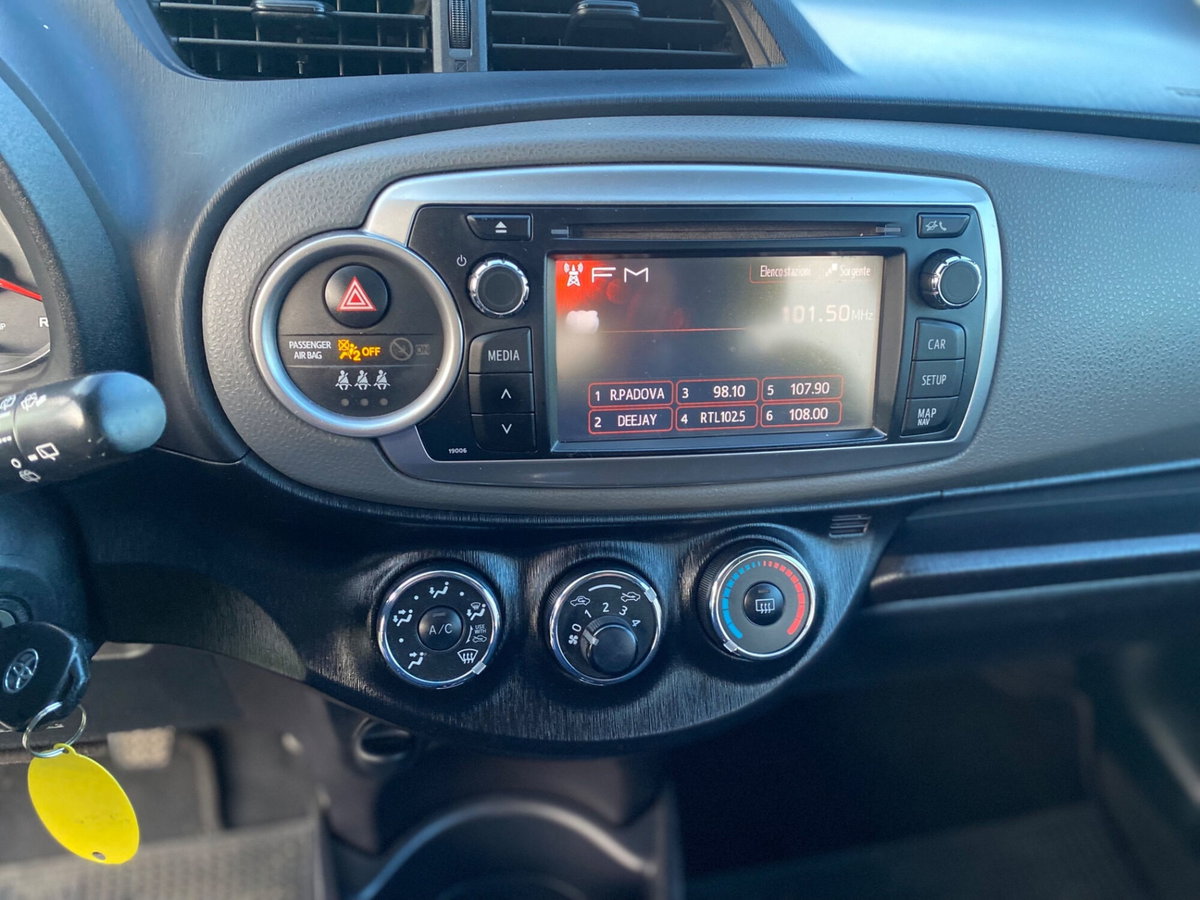 Toyota Yaris 1.D-4D 5 porte Lounge M-MT (12)