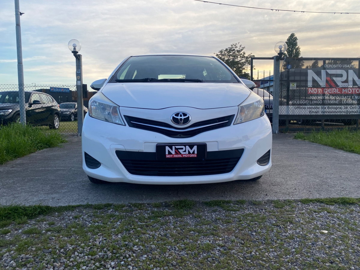 Toyota Yaris 1.D-4D 5 porte Lounge M-MT (2)