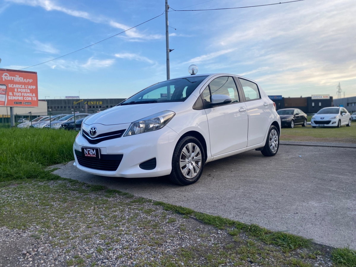 Toyota Yaris 1.D-4D 5 porte Lounge M-MT (3)