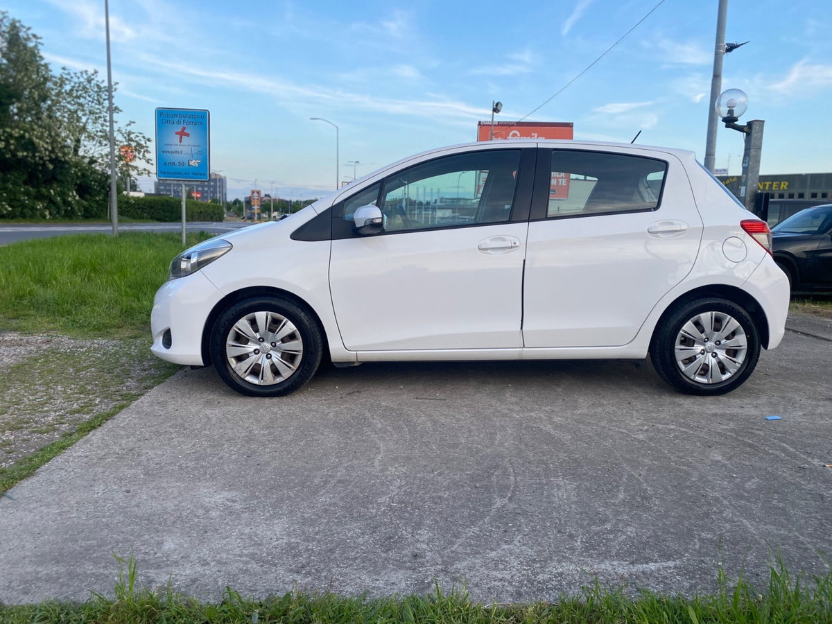 Toyota Yaris 1.D-4D 5 porte Lounge M-MT (4)