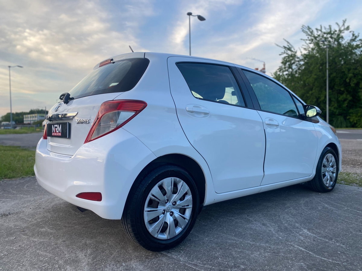 Toyota Yaris 1.D-4D 5 porte Lounge M-MT (5)