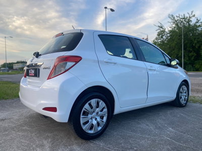 Toyota Yaris 1.D-4D 5 porte Lounge M-MT (5)