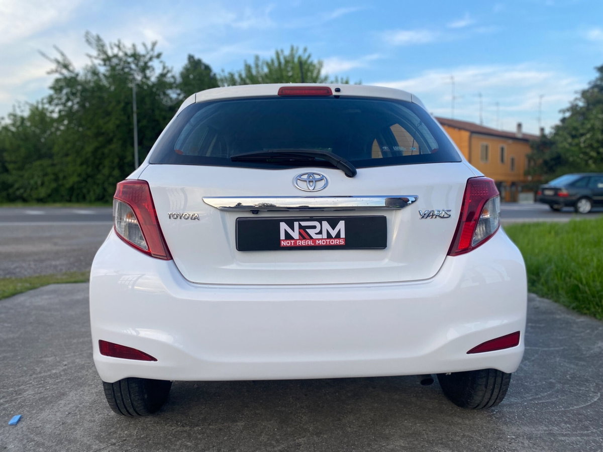 Toyota Yaris 1.D-4D 5 porte Lounge M-MT (6)