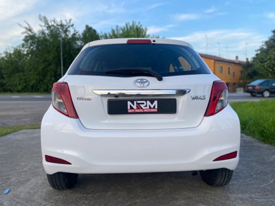 Toyota Yaris 1.D-4D 5 porte Lounge M-MT (6)