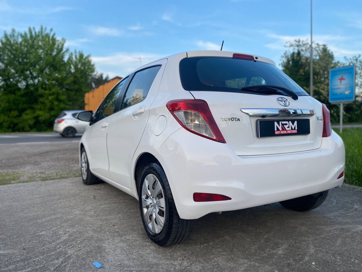 Toyota Yaris 1.D-4D 5 porte Lounge M-MT (7)