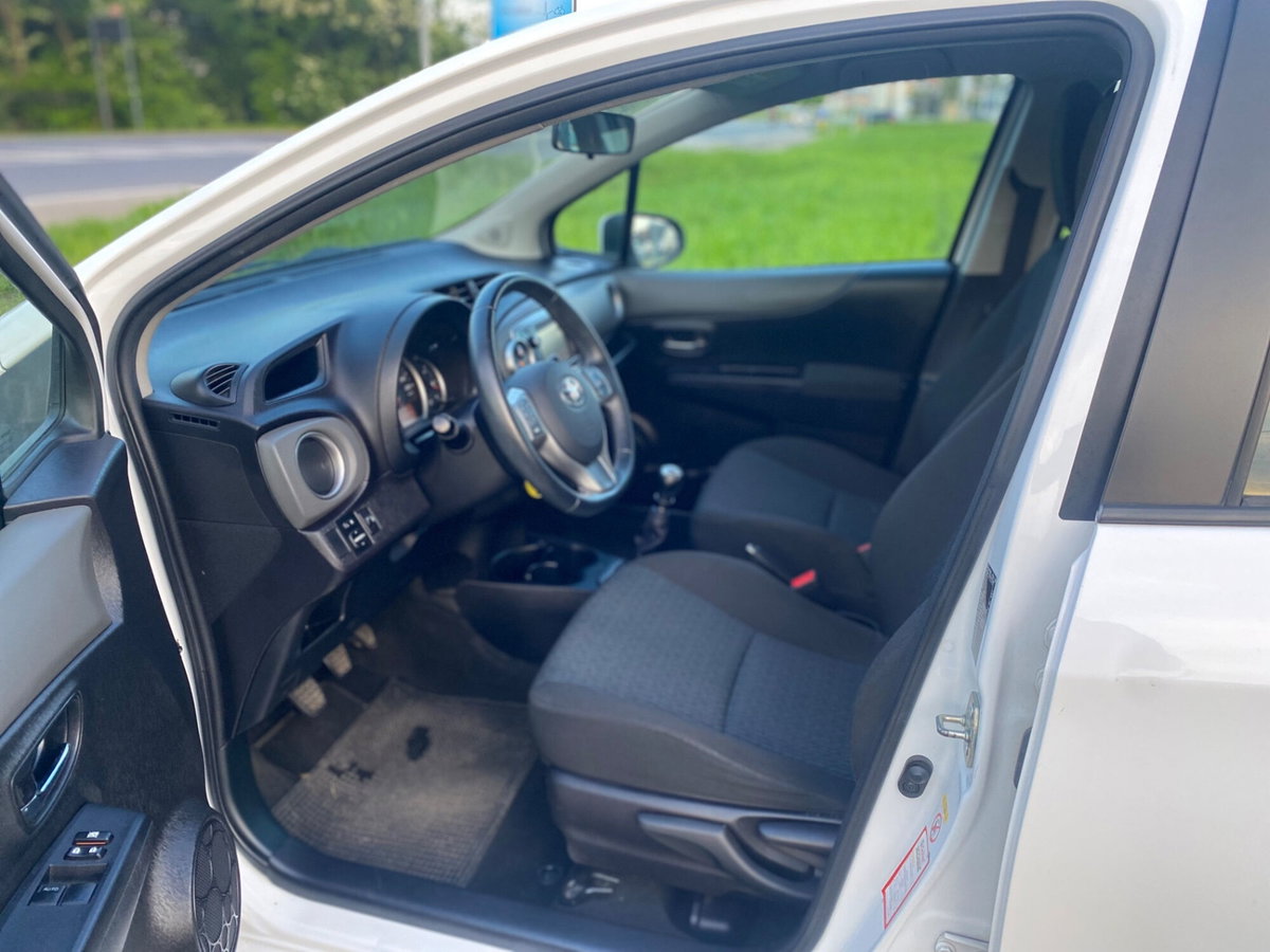 Toyota Yaris 1.D-4D 5 porte Lounge M-MT (8)