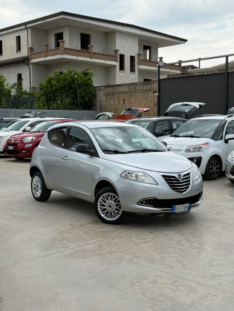 Lancia Ypsilon 0.9 TwinAir 85 CV 5 porte Metano Ecochic Silver