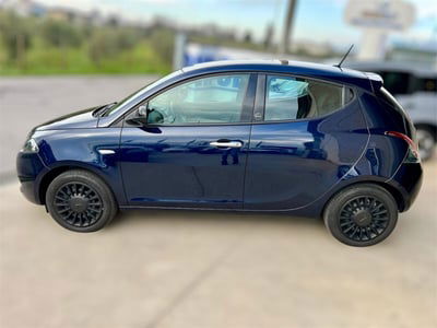 Lancia Ypsilon 1.0 FireFly 5 porte S&S Hybrid Ecochic Silver usata