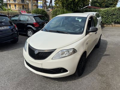 Lancia Ypsilon 1.0 FireFly 5 porte S&S Hybrid Ecochic Silver usata