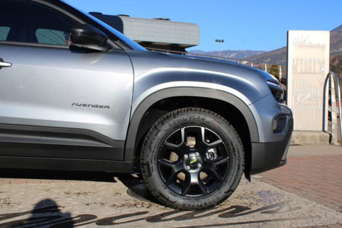 Jeep Avenger 1.2 turbo e-hybrid mhev Upland 4xe 145cv edct6 (11)