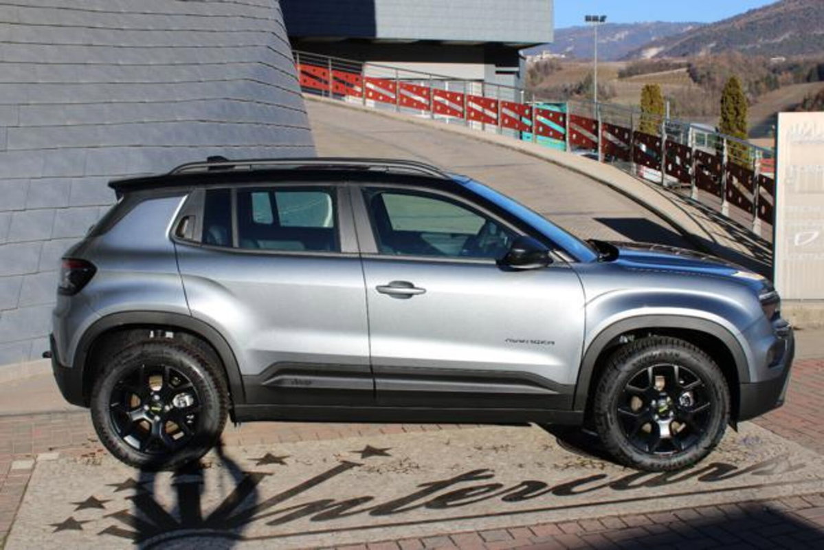 Jeep Avenger 1.2 turbo e-hybrid mhev Upland 4xe 145cv edct6 (8)