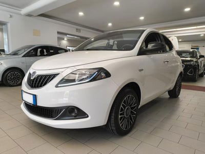 Lancia Ypsilon 1.0 FireFly 5 porte S&S Hybrid Ecochic Silver usata