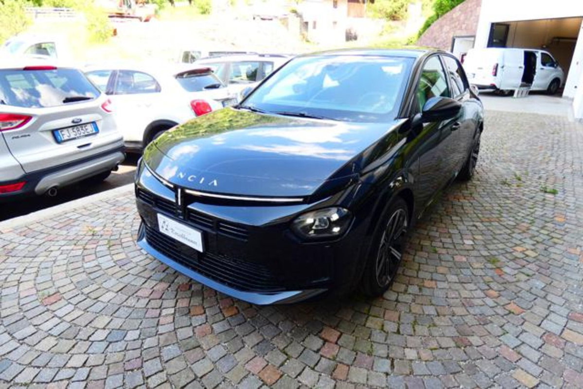 Lancia Ypsilon 1.2 mhev Edizione Cassina e-dct (2)