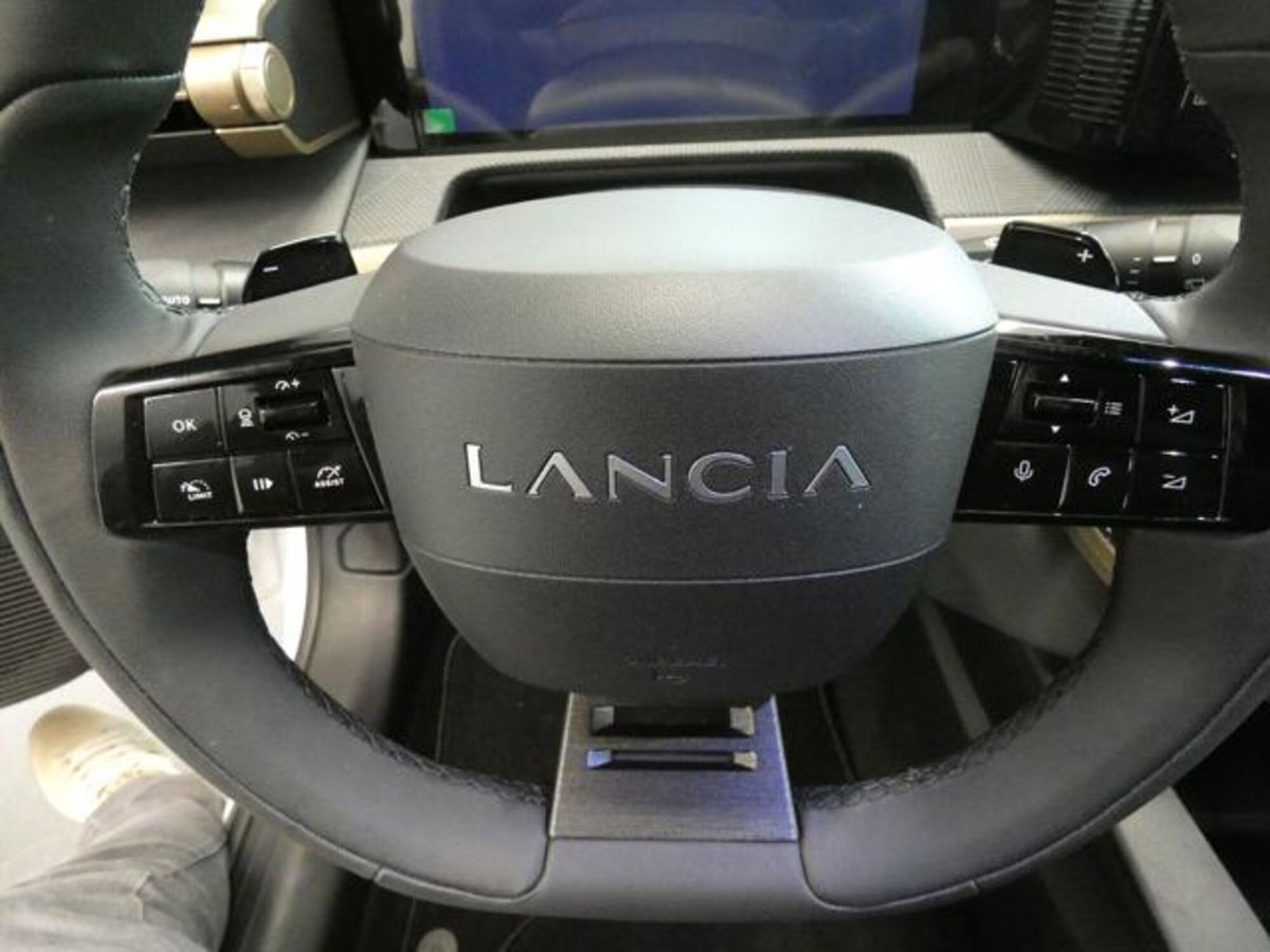 Lancia Ypsilon 1.2 mhev Edizione Cassina e-dct (13)