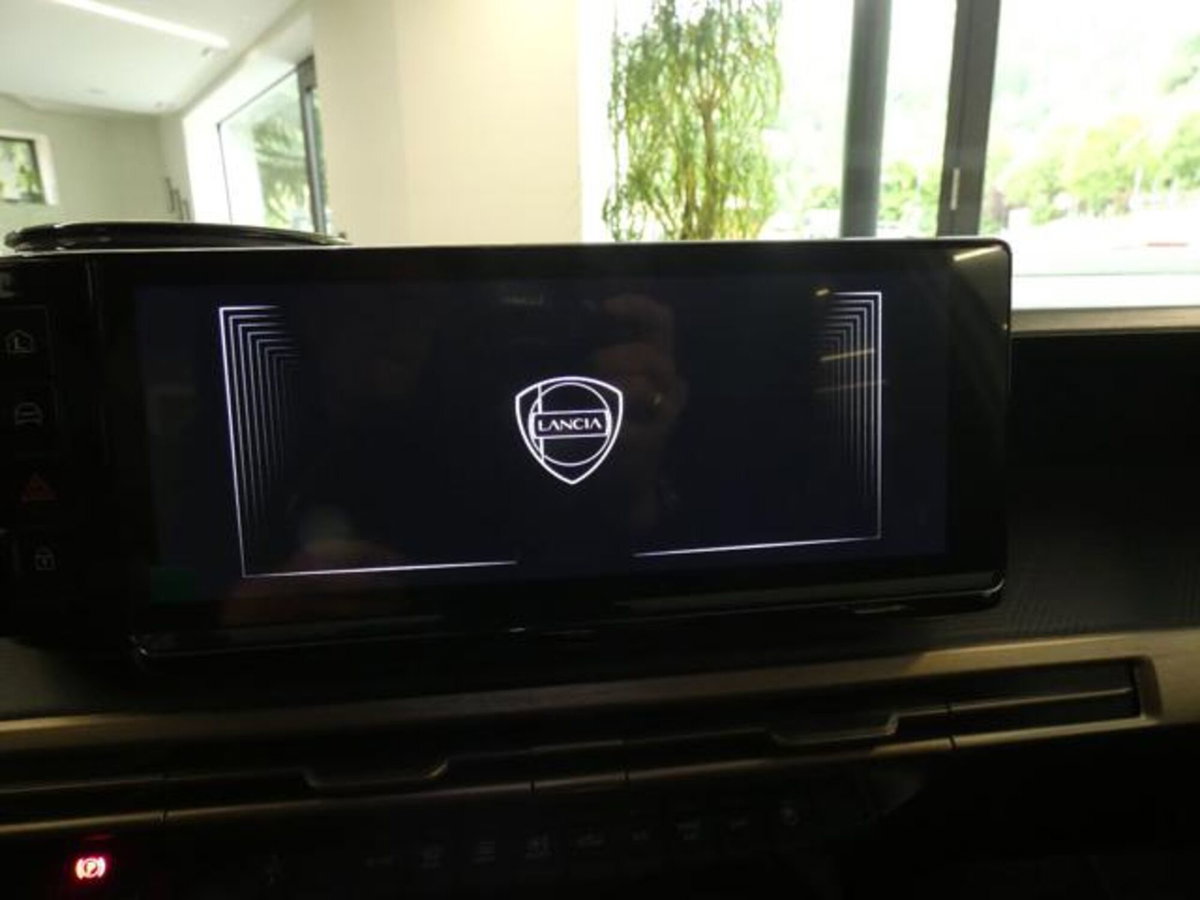 Lancia Ypsilon 1.2 mhev Edizione Cassina e-dct (18)