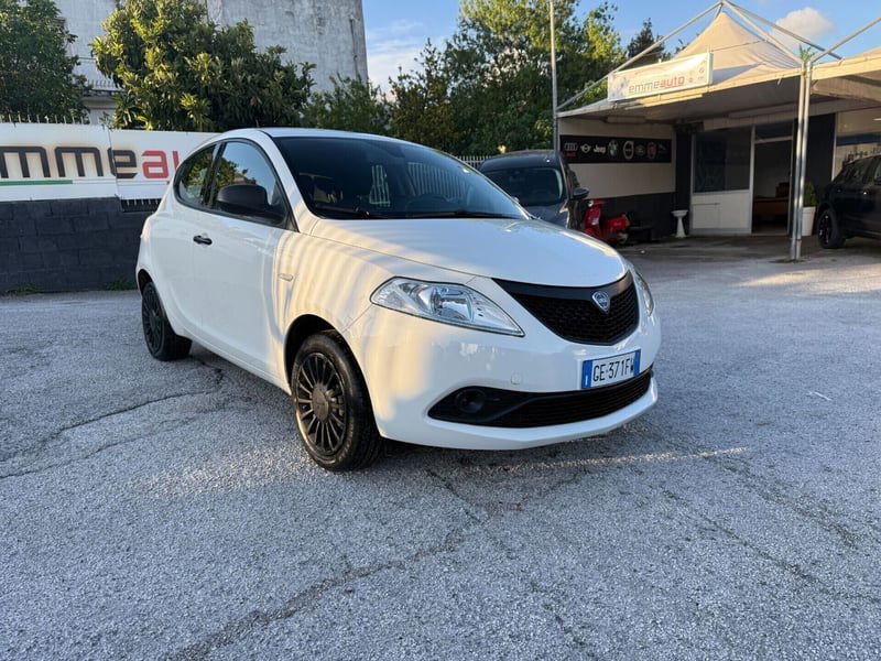 Lancia Ypsilon 1.0 FireFly 5 porte S&S Hybrid Ecochic Silver