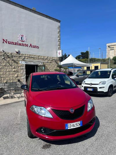 Lancia Ypsilon 1.0 FireFly 5 porte S&S Hybrid Ecochic Silver usata