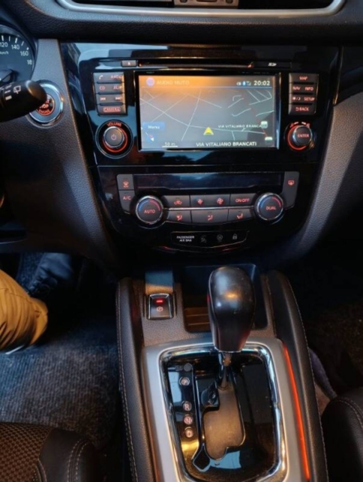 Nissan Qashqai 1.6 dCi 2WD N-Connecta (9)
