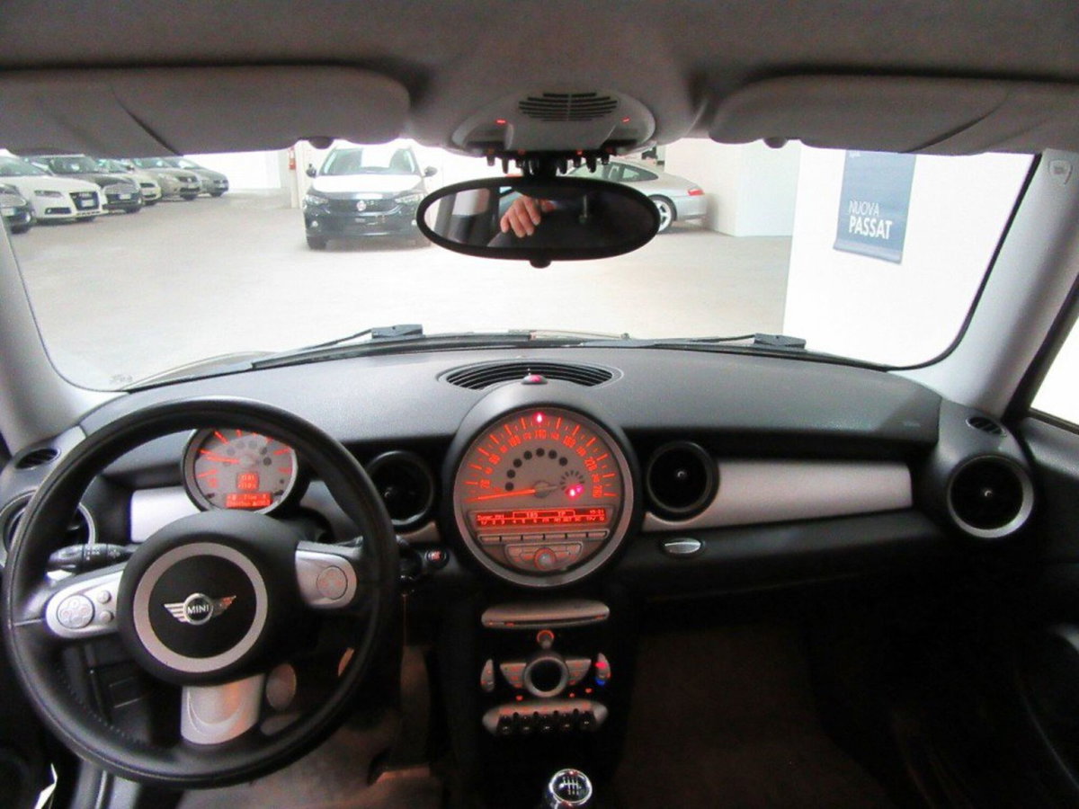 MINI Mini 1.6 16V Cooper D (10)