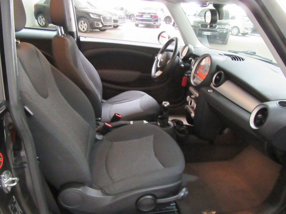 MINI Mini 1.6 16V Cooper D (2)