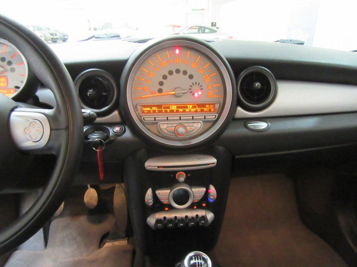 MINI Mini 1.6 16V Cooper D (4)