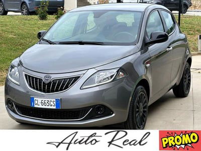 Lancia Ypsilon 1.0 FireFly 5 porte S&S Hybrid Ecochic Silver usata