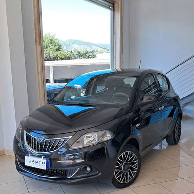 Lancia Ypsilon 1.0 FireFly 5 porte S&S Hybrid Ecochic Silver usata