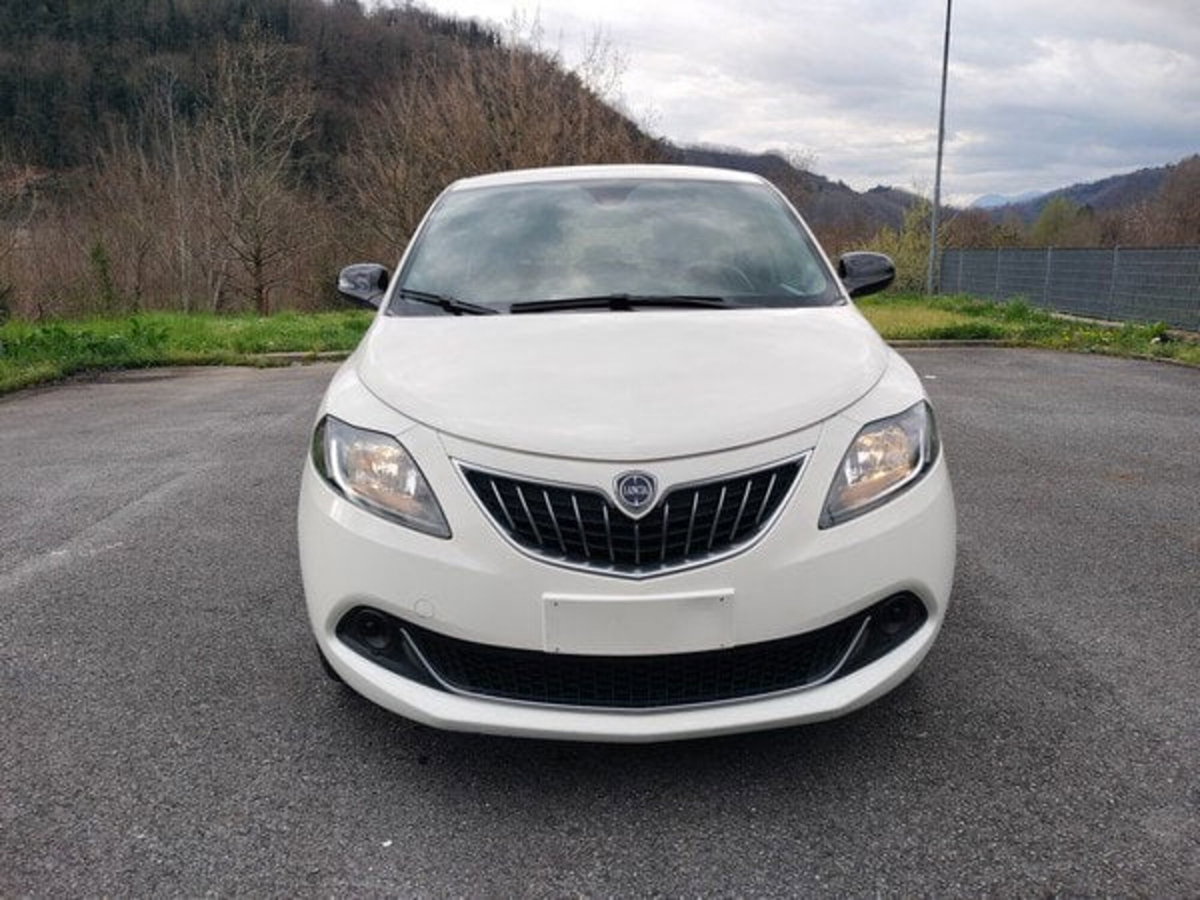 Lancia Ypsilon 1.0 FireFly 5 porte S&S Hybrid Ecochic Silver (2)