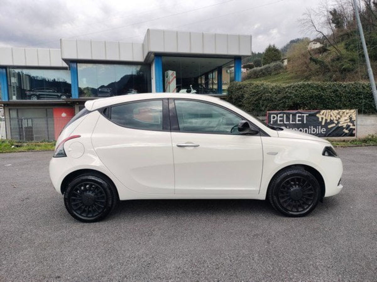 Lancia Ypsilon 1.0 FireFly 5 porte S&S Hybrid Ecochic Silver (4)