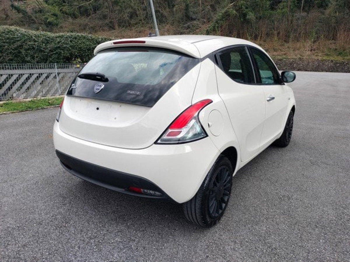 Lancia Ypsilon 1.0 FireFly 5 porte S&S Hybrid Ecochic Silver (6)