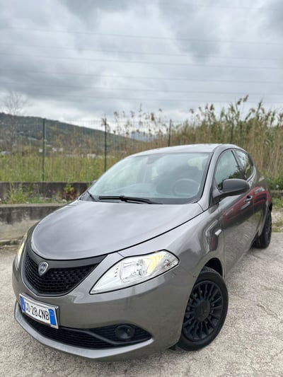Lancia Ypsilon 1.0 FireFly 5 porte S&S Hybrid Ecochic Silver usata