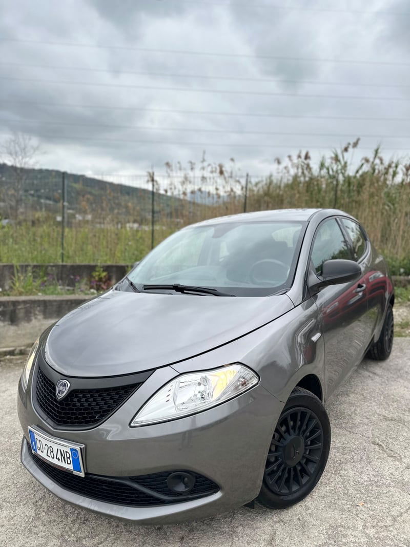 Lancia Ypsilon 1.0 FireFly 5 porte S&S Hybrid Ecochic Silver