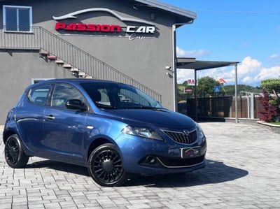Lancia Ypsilon 1.0 FireFly 5 porte S&S Hybrid Ecochic Silver usata