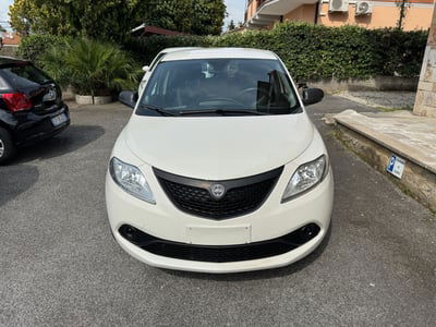 Lancia Ypsilon 1.0 FireFly 5 porte S&S Hybrid Ecochic Silver usata