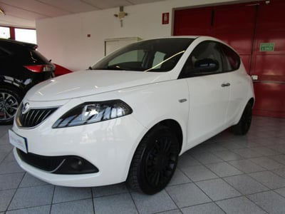 Lancia Ypsilon 1.0 FireFly 5 porte S&S Hybrid Ecochic Silver usata