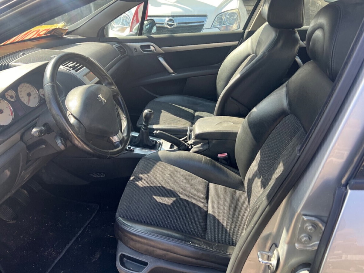 Peugeot 407 Coupé 2.2 Tecno (8)