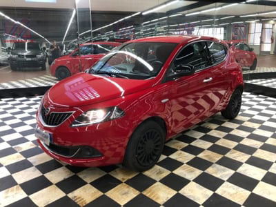 Lancia Ypsilon 1.0 FireFly 5 porte S&S Hybrid Ecochic Silver usata