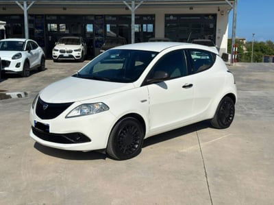 Lancia Ypsilon 1.0 FireFly 5 porte S&S Hybrid Ecochic Silver usata