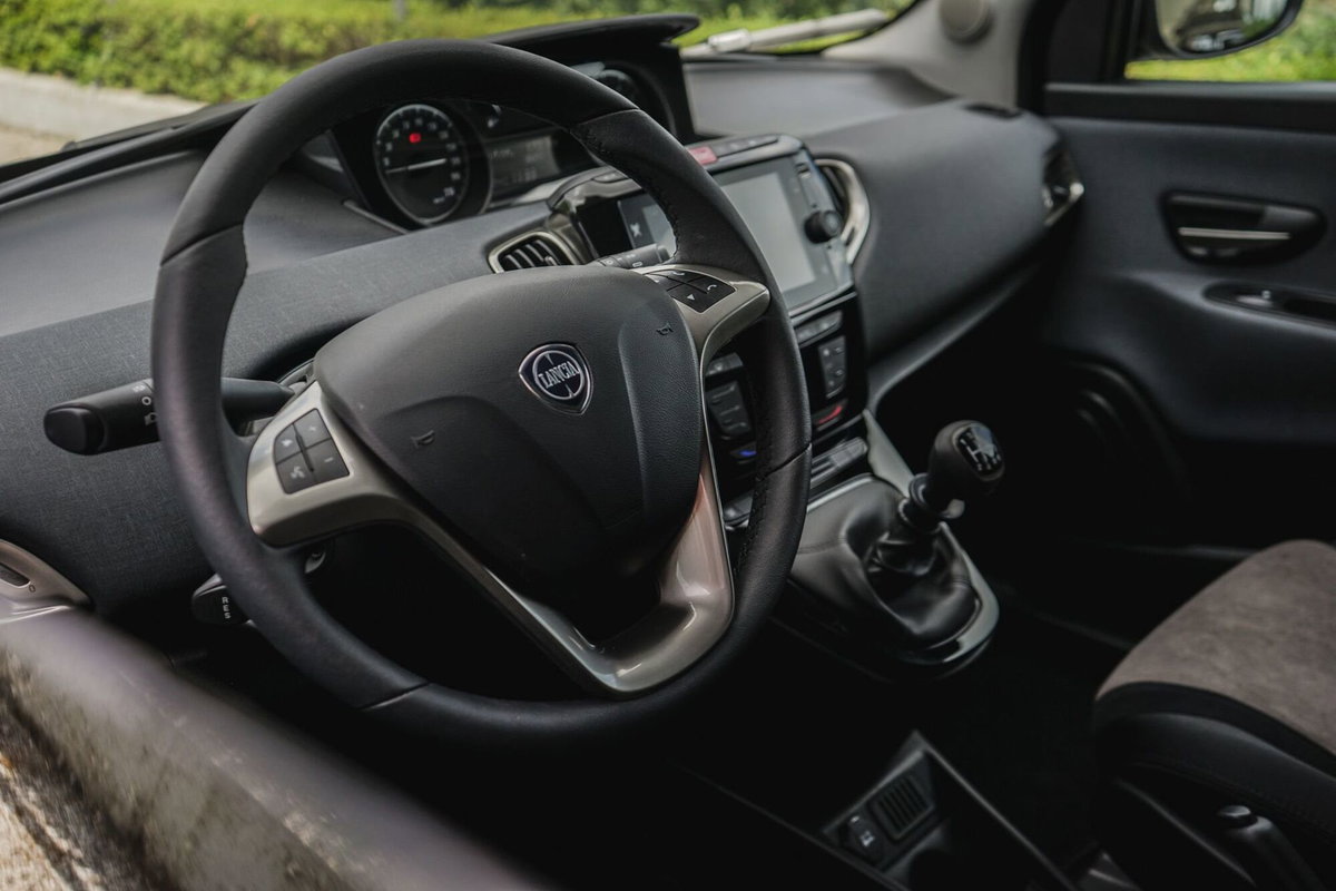Lancia Ypsilon 1.0 FireFly 5 porte S&S Hybrid Gold Plus (8)