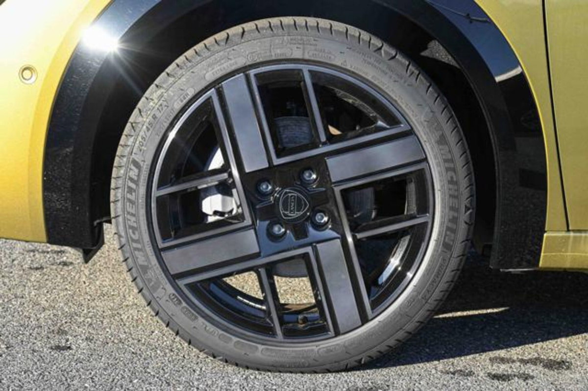 Lancia Ypsilon 1.2 mhev Edizione Limitata Cassina e-dct (10)