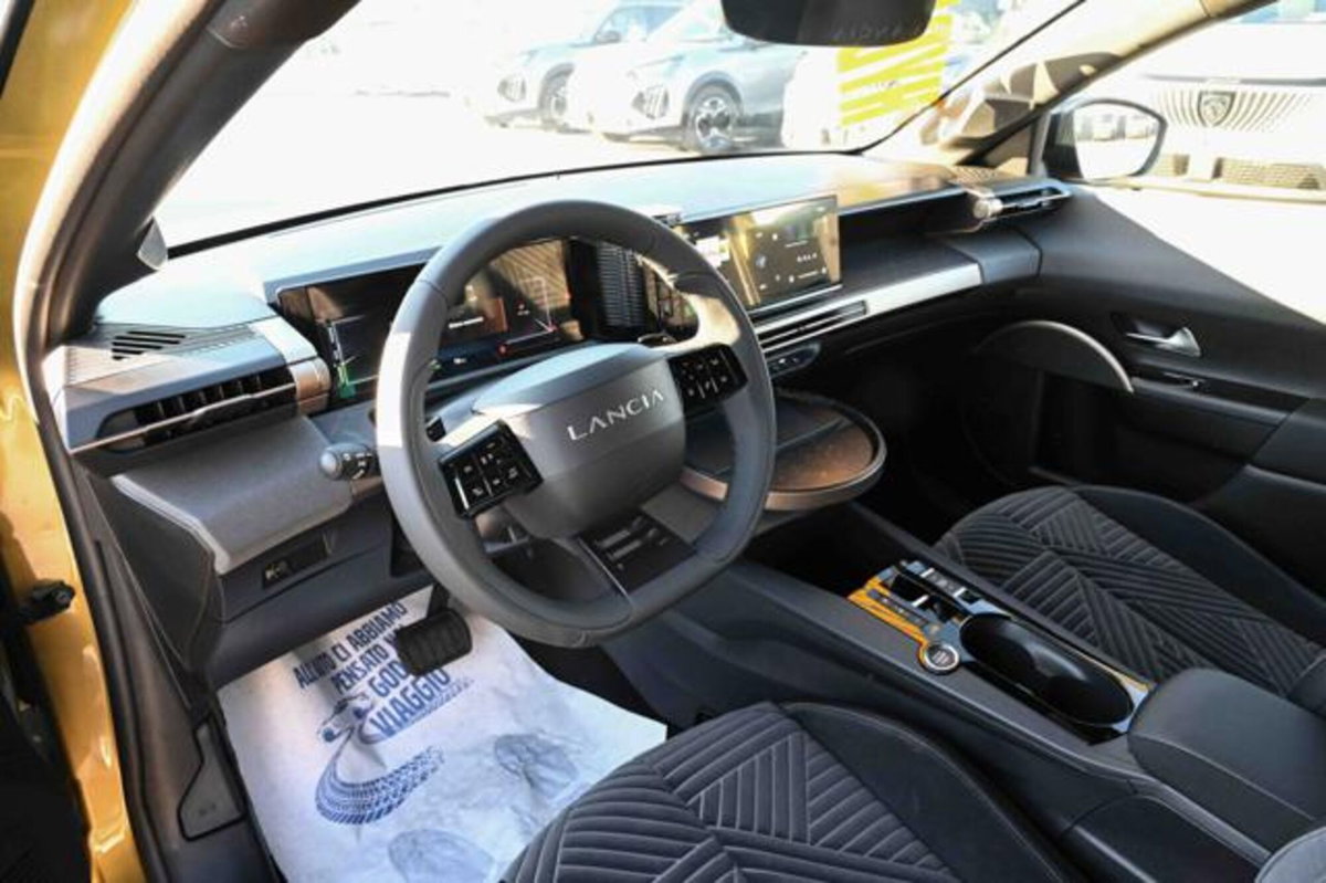 Lancia Ypsilon 1.2 mhev Edizione Limitata Cassina e-dct (12)