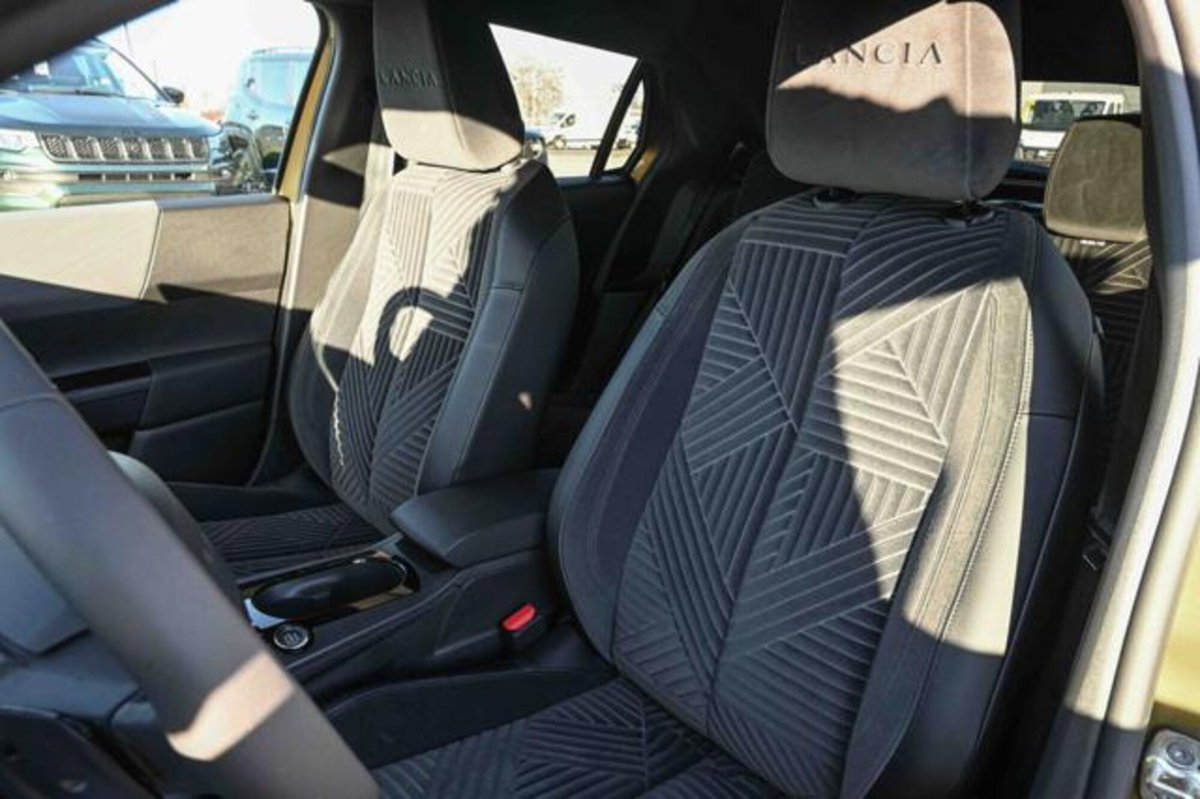 Lancia Ypsilon 1.2 mhev Edizione Limitata Cassina e-dct (14)